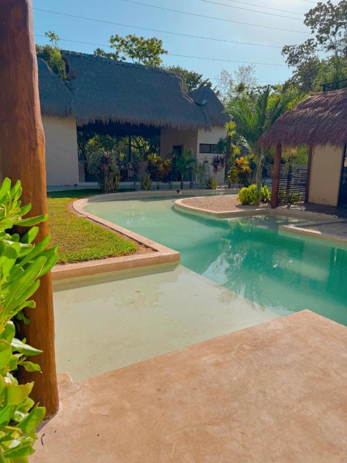 Alberca y jardín del hotel naturista Villas Ahal