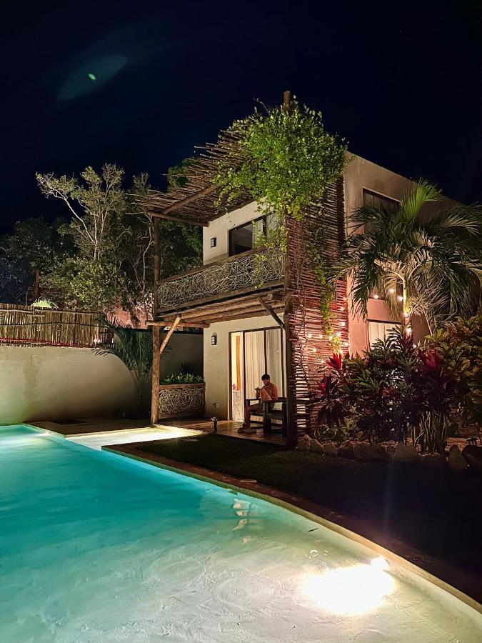 La alberca de Villas Ahal iluminada al anochecer