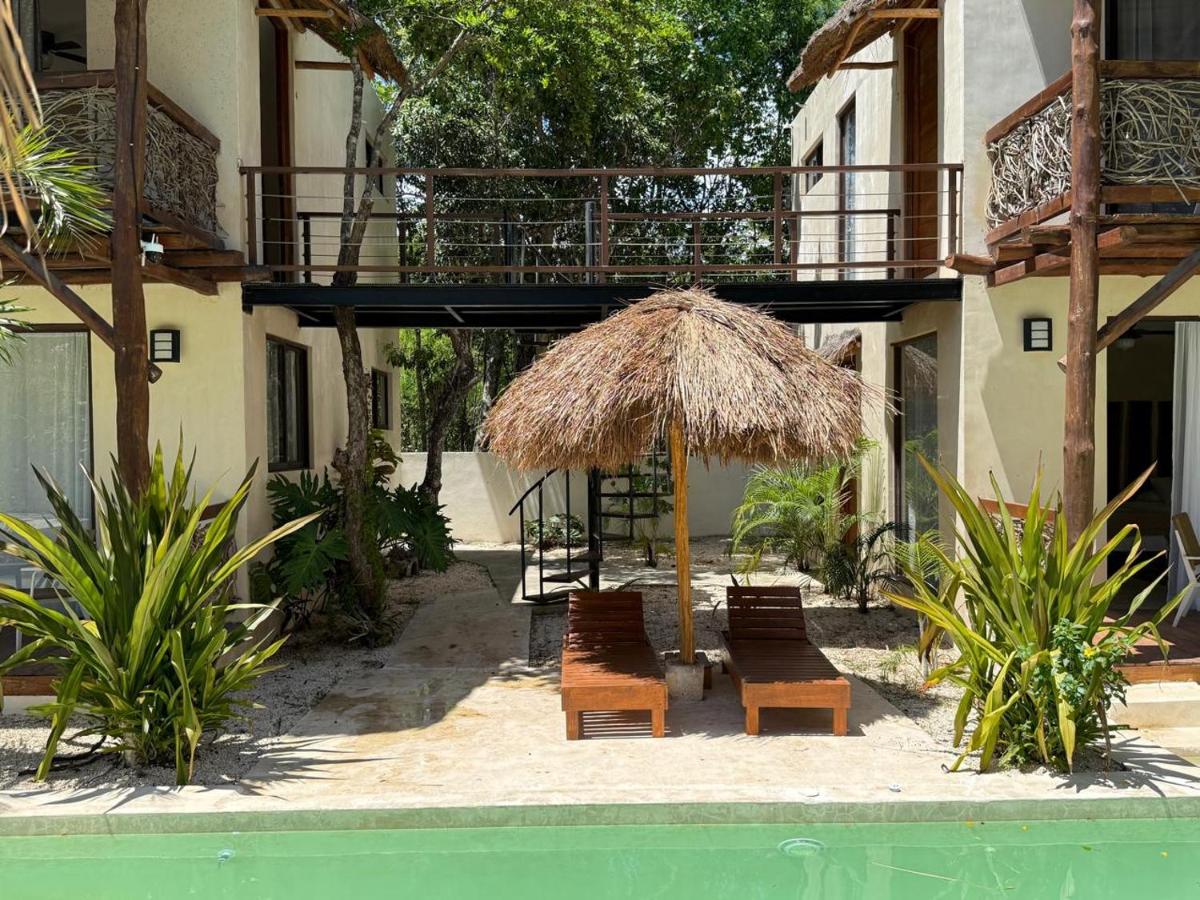 Alberca clothing optional con palapa y camastros en el hotel naturista Villas Ahal