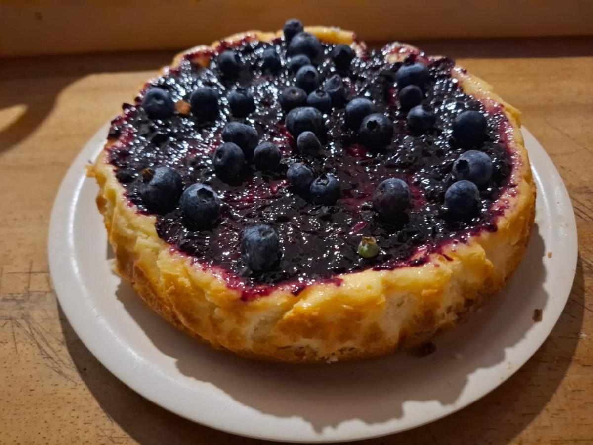 Tarta de frutos rojos preparada para el desayuno