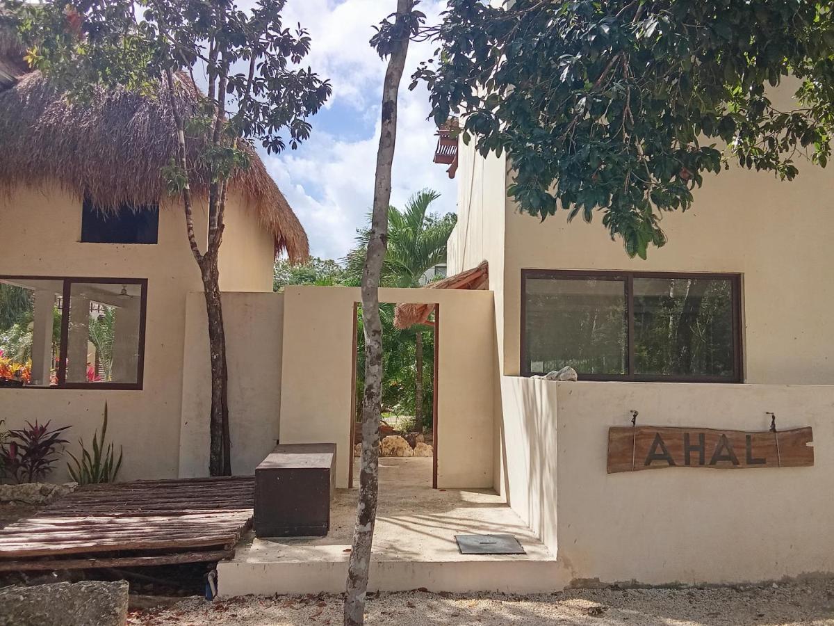 Entrada de Villas Ahal, hotel naturista en Chemuyil, con letrero de madera