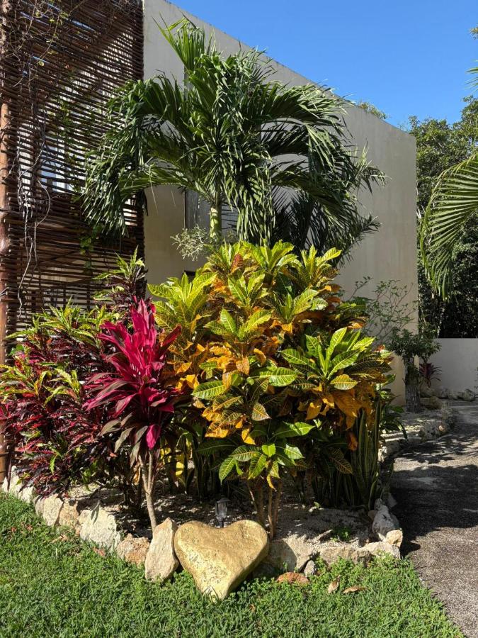 Heliconias y vegetación tropical en los jardines de Villas Ahal