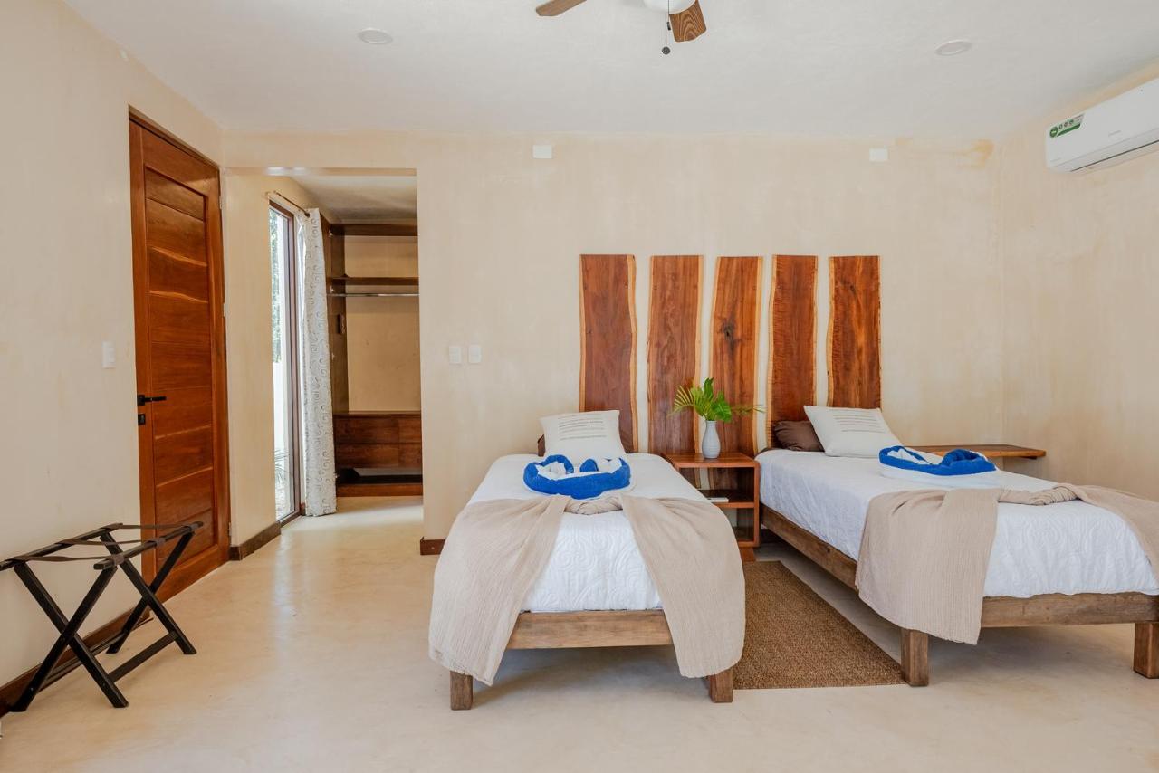 Villa Doble de Villas Ahal con dos camas individuales y luz natural