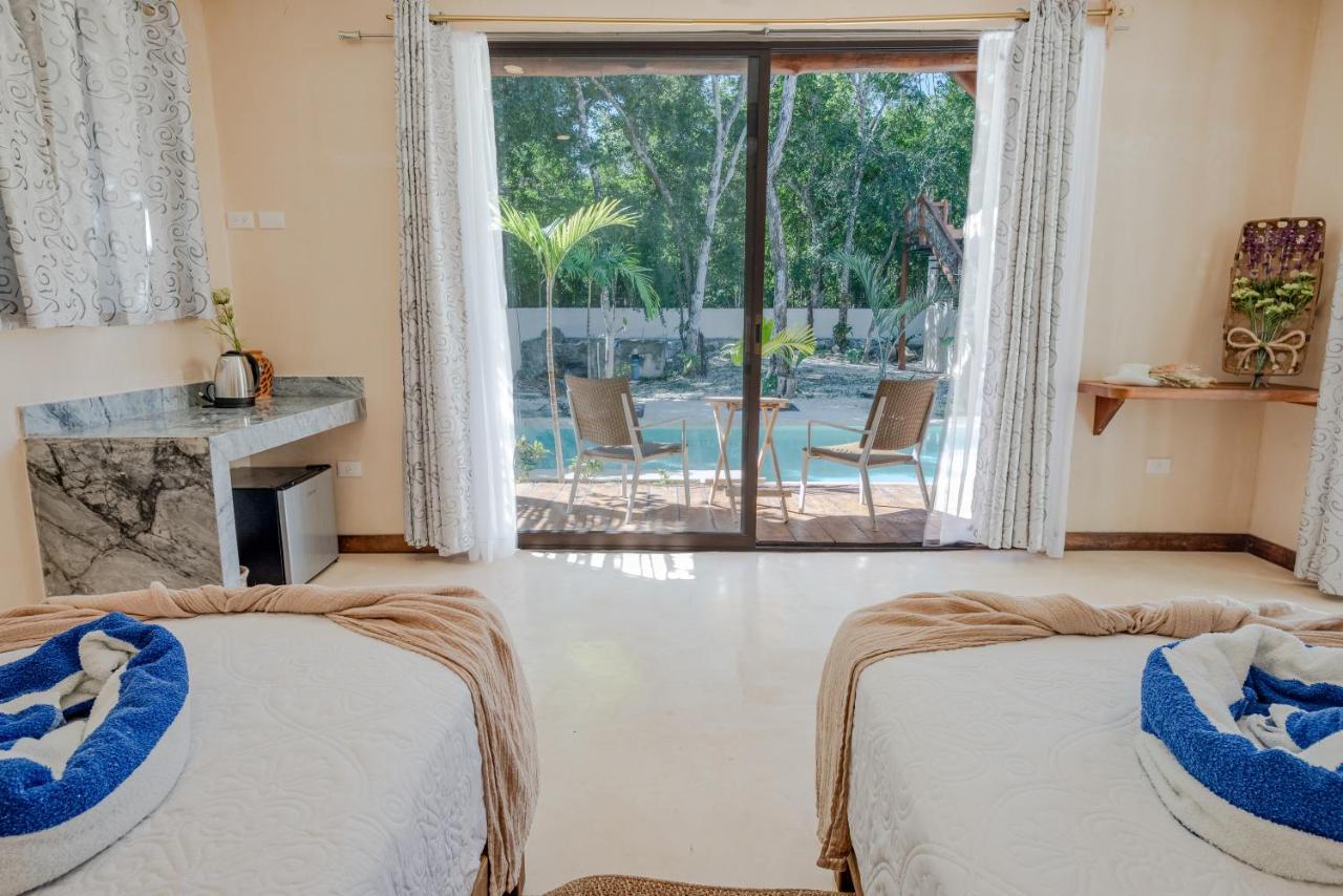 Villa Doble de Villas Ahal con dos camas individuales y ventanal al jardín