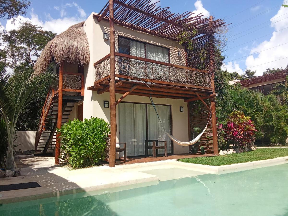 Villa con hamaca y terraza privada frente a la alberca del hotel naturista Villas Ahal