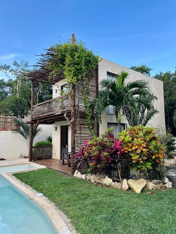 Villa vista desde el jardín, con vegetación al frente