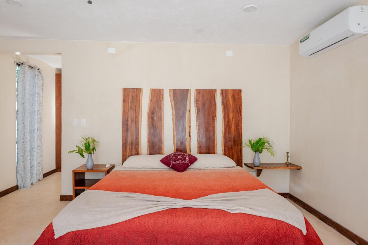 Villa King de Villas Ahal con cama king size, cabecera de madera y espacio amplio