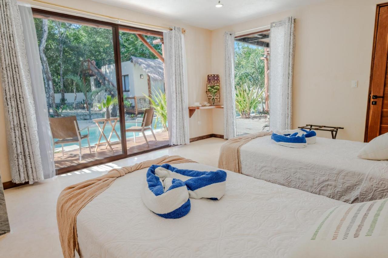 Villa King de Villas Ahal con cama king size y ventanal hacia la alberca