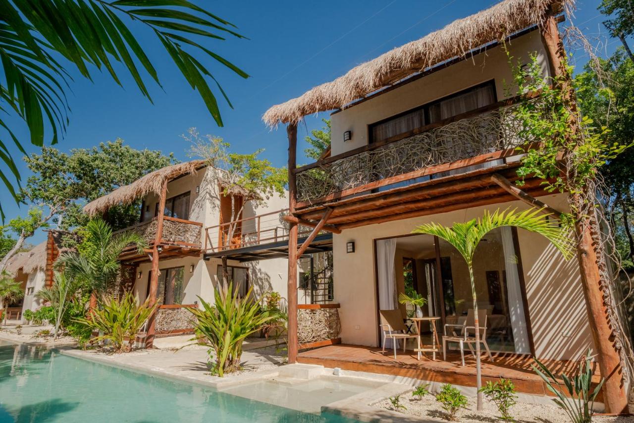 Villas Ahal, hotel naturista en la Riviera Maya: villas de palapa junto a la alberca rodeadas de selva